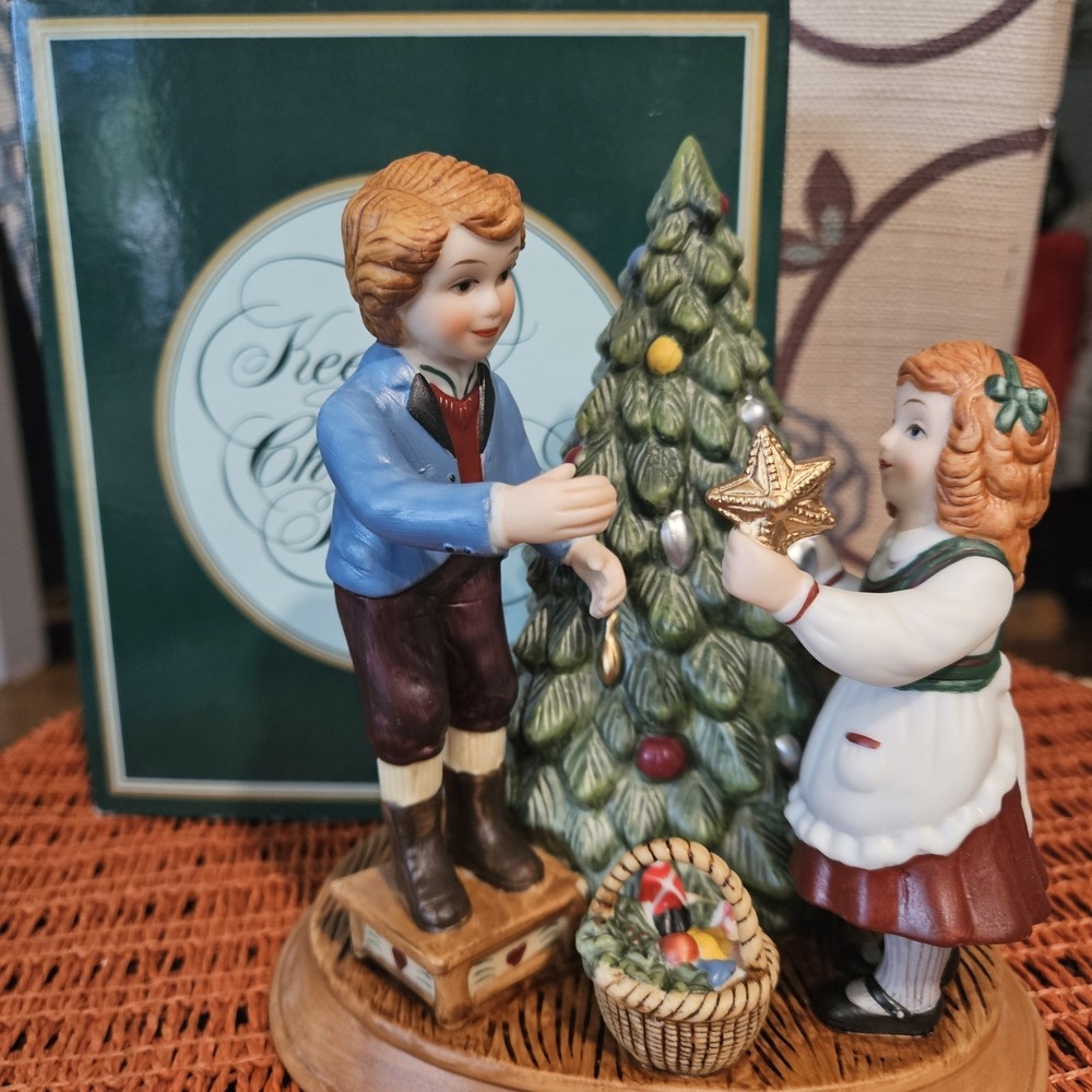 Avon 1982 Christmas Memories "Keeping The Christmas Tradition" Porcelain...